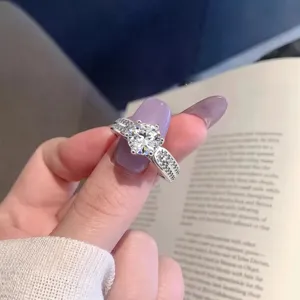 Primo piano dettagliato dell'anello in moissanite scintillante con la pietra centrale.