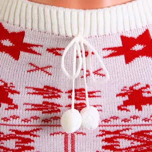 Dettaglio top tubolare lavorato a maglia di Natale, motivo nordico rosso e bianco con pon pon.