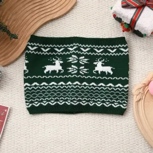 Dettaglio fascia in maglia verde natalizia con motivo di renna e fiocco di neve bianco.