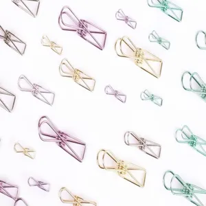 Vista detallada de clips metálicos de colores ordenados perfectamente para la papetería diaria.