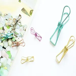 Clips de papel de metal coloridos para diarios, notas y documentos. Vista detallada.