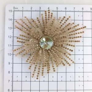 Accessoire DIY fleur en résine strass avec grand cristal central et perles dorées pour vêtements.