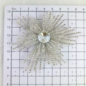 Vue détaillée de fleur en strass scintillant accessoire DIY pour chaussures vêtements.