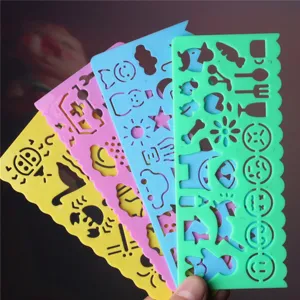 Detailansicht von vier bunten Plastik-Malvorlagen im Set, hohle Muster fur DIY-Kunsthandwerk.