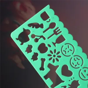 Grüne Plastik Malvorlage Schablone Lineal mit hohlen Mustern für DIY Handwerk und Zeichnen.