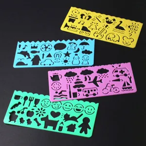Set aus 4 bunten Malvorlagen Linealen, Kunststoff Schablonen für Kinder DIY Kunst und Zeichnen.