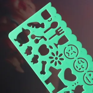 Grüne Plastik Cartoon Zeichenschablone Lineal mit verschiedenen niedlichen Tierformen.