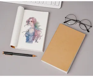 Gedetailleerd overzicht van een dik blank studentennotitieboek met mooie aquarelkunst.