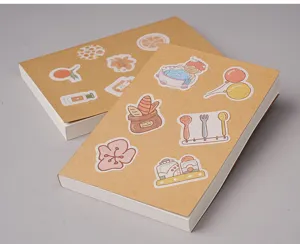 Dik blanco notitieboek van kraftpapier met schattige stickers, handig vintage dagboek.
