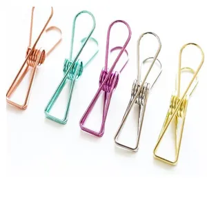 Primer plano de clips metálicos coloridos en oro rosa, turquesa, morado, plata y oro.
