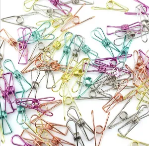 Clips metálicos de colores para la organización de documentos y clasificación de papel.