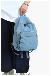 Sac à dos en denim décontracté avec poche avant et bretelles ajustables pour l'usage quotidien.