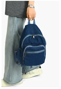 Vue détaillée du sac à dos en jean décontracté montrant le style étudiant et pratique.