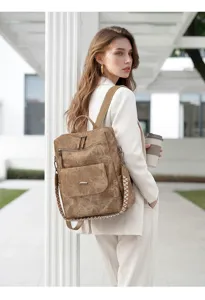 Detailansicht des khaki Damen-Rucksacks mit strukturierter Oberfläche und gemustertem Gurt.