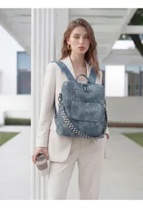 Nahaufnahme des stilvollen Retro-Rucksacks mit strapazierfähigem Material und breitem Gurt.