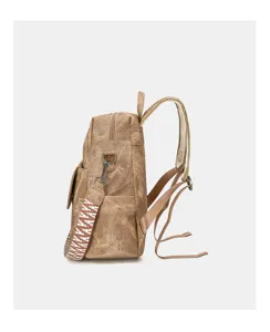 Seitenansicht des khaki Canvas Rucksacks mit verstellbaren Trägern und gemustertem Gurt.