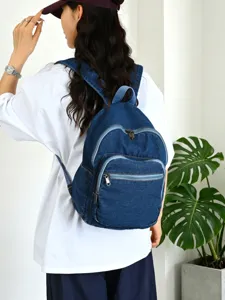 Sac à dos en denim bleu classique pour usage quotidien, école et voyage avec poches zippées.