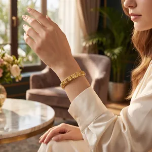 Detaillierte Ansicht eines goldenen Edelstahl Modularmbandes mit funkelnden Kristallen.