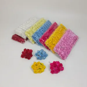 Pequeñas rosas artificiales coloridas para manualidades, caja de regalo y detalles de fiesta.