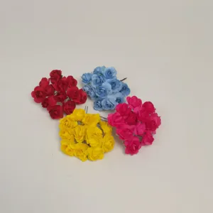 Primer plano de flores de papel hechas a mano coloridas, perfecto para decoración de regalos.