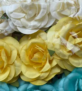 Primer plano detalle de rosas de papel artificial, flores decorativas multicolores en bolsa.