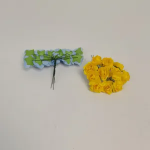 Flores de papel artificiales con tallos de alambre para decorar cajas de regalos.