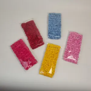 Vista detallada de pequeñas rosas artificiales de espuma coloridas en 5 paquetes para bricolaje.