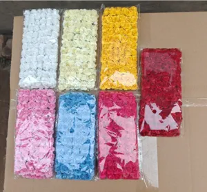 Vista detallada de mini rosas de papel para manualidades, paquetes de flores artificiales.