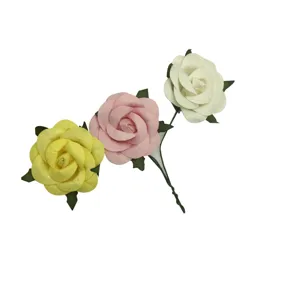 Flores de rosas artificiales de papel hechas a mano con hojas verdes imagen principal.