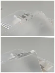 Détail en gros plan du sac de rangement transparent et mat pour cahier à anneaux zippé.