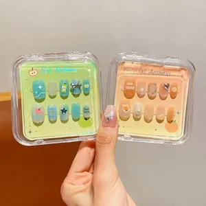 Handgefertigte Aufpressnägel Detailanzeigebox mit süßen Fruchtmustern und klarer Verpackung.