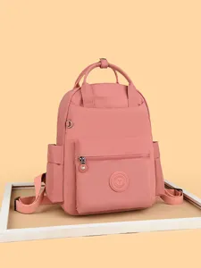 Rosa Freize Rucksack für Damen, stilvolle Nylon Reiseschultasche mit Fronttasche.