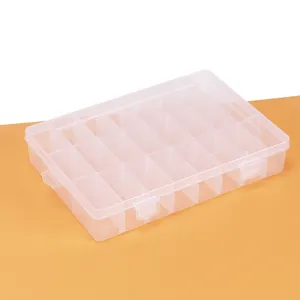 Vue détaillée de la boîte de rangement en plastique transparent à 24 compartiments.