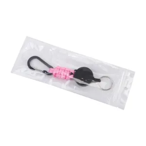 Gedetailleerd uitzicht op de outdoor paracord intrekbare sleutelhanger met carabiner.