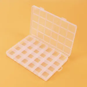 Boîte de rangement en plastique transparent à plusieurs compartiments pour petits accessoires.
