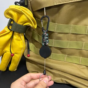 Gedetailleerd overzicht van tactische paracord intrekbare sleutelhanger met staaldraad en elastiek.