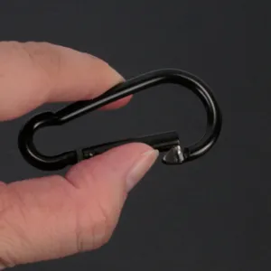 Detailansicht des 5cm schwarzen Metall Karabinerhakens in praktischer Kürbisform.