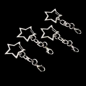 Nahaufnahme von silbernen Stern-Metallschlüsselanhängern und Karabinerhaken für DIY-Schmuck.
