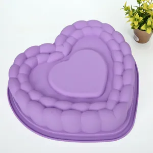 Vista dettagliata dello stampo per torta a cuore in silicone viola con volant per dolci.
