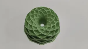 Nahaufnahme der grünen geometrischen Silikon-Kuchenform mit filigranem Mustermotiv.