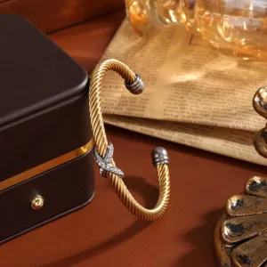 Goldfarbenes Edelstahl Kordel Armband mit funkelnden Zirkonia X Kreuzung fur Damen