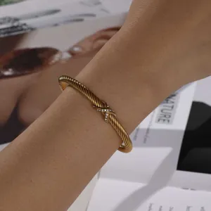 Gedrehtes Kabel Edelstahl X Armband für Damen Luxus Mode Stil Schmuck Alltagskleidung