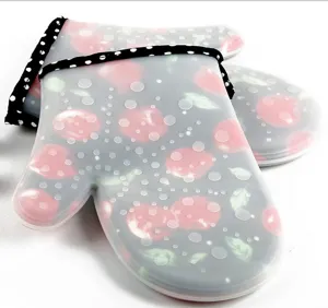 Silikon Hitzebestaendige Ofenhandschuhe mit suessem Kirschmuster und schwarzem Polka Dot Saum.