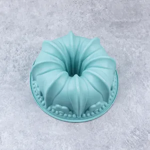 Blue silicone bundt cake mold detail showing 22cm diameter and 9cm height baking tool.