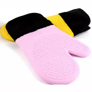 Hitzebeständige Silikon Ofenhandschuhe mit rutschfester Textur und Stoffmanschetten zum Backen.