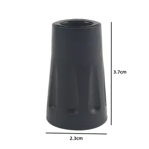 Close-up detail van zwarte rubberen wandelstok tip beschermer met een hoogte van 3.7cm en 2.3cm.