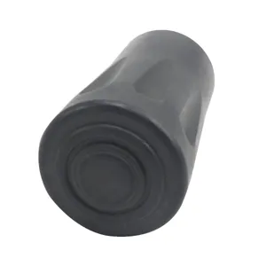 Gedetailleerde close-up van de zwarte rubberen vervangende bescherming voor wandelstokken.