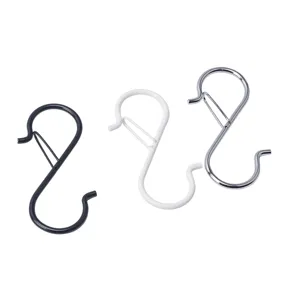 Primer plano de ganchos en S de metal con hebilla de seguridad en negro, blanco y plata.