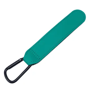 Sangle de poussette en cuir vert avec crochet mousqueton en métal noir pour sacs.