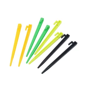 Πλαστικά πασαλάκια σκηνής σε διάφορα χρώματα, ανθεκτικές βάσεις εδάφους για κάμπινγκ.